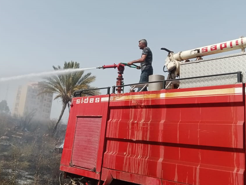 بالصورة: إخماد حريق أعشاب داخل منشآت النفط في طرابلس