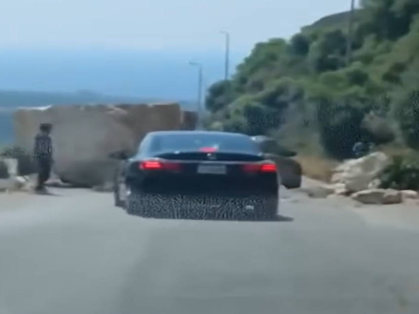 إنهيار صخري على طريق البلمند في الكورة