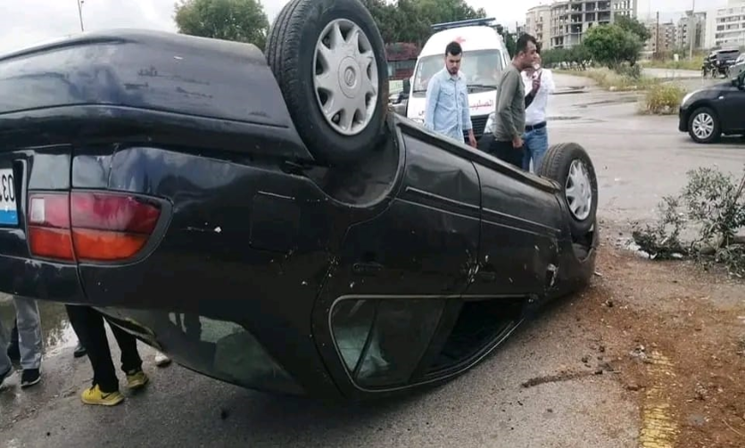 بالصورة: إنقلاب سيارة على طريق المعرض في طرابلس!