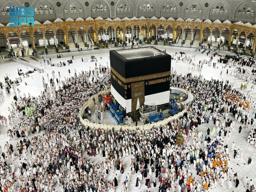رفع كسوة الكعبة استعداداً لموسم الحج 