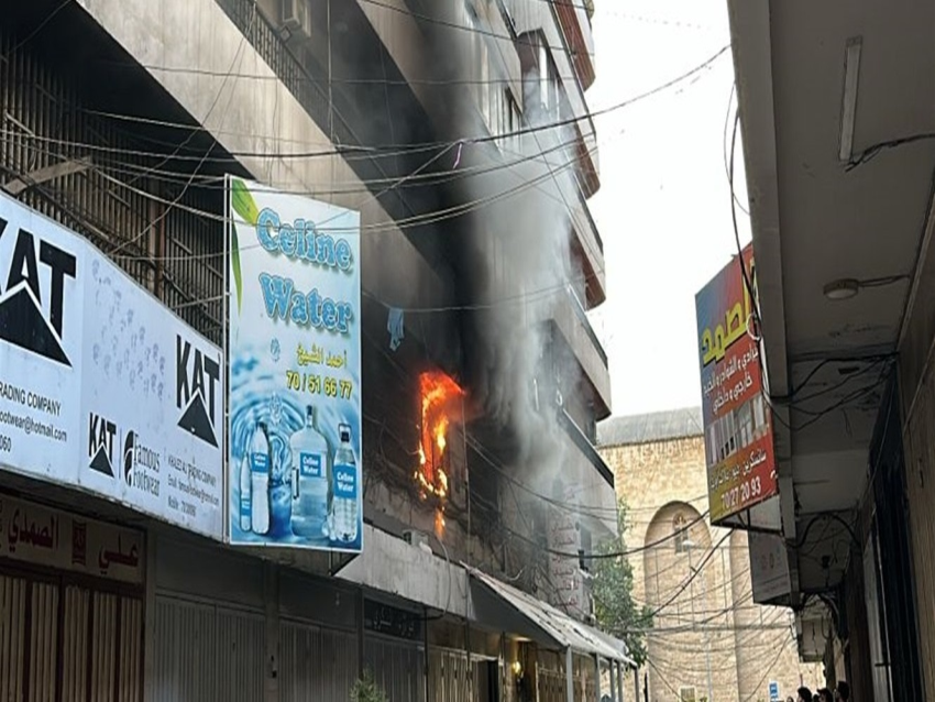 في طرابلس ... حريق فوق أحد المحال  بسبب ماس كهربائي