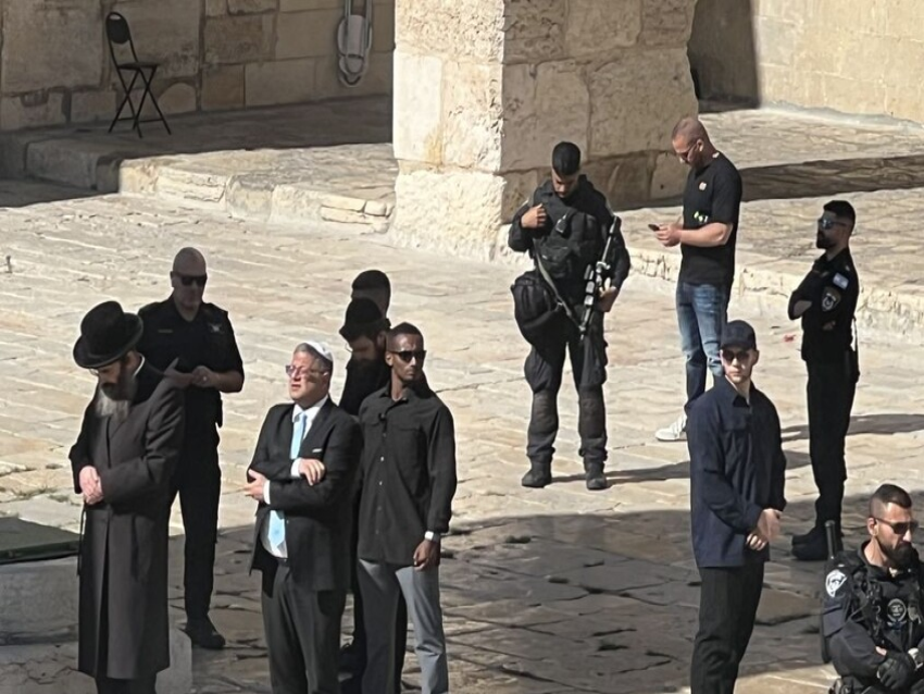 بن غفير يقتحم المسجد الأقصى والجيش الإسرائيلي ينفذ حملة اعتقالات في الضفة