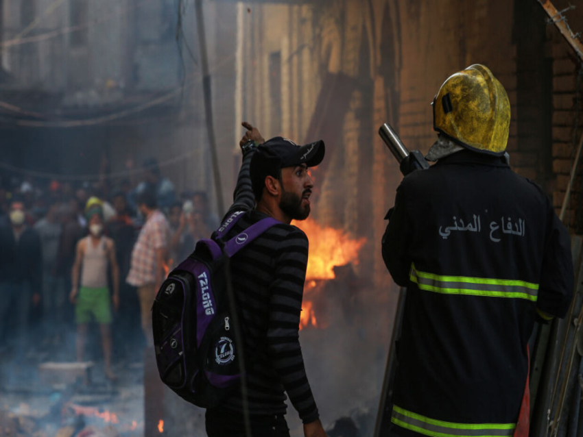 حريق كبير بمخازن تجارية في بغداد يسفر عن انفجارات وتطاير العاب نارية (فيديو)