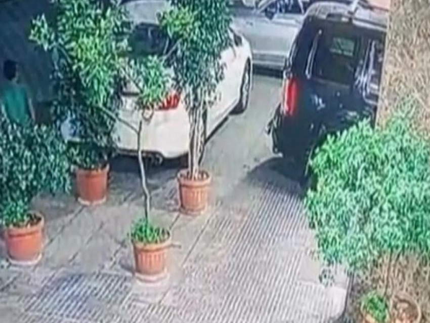 بالفيديو: مسلّح يهاجم فتاة داخل سيارتها في بيروت