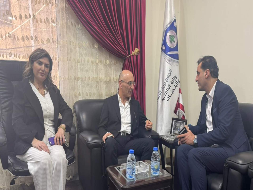  وصول وزير الداخلية والبلديات احمد الحجار إلى قائمقامية حاصبيا حيث يطلع على سير العملية الإنتخابية