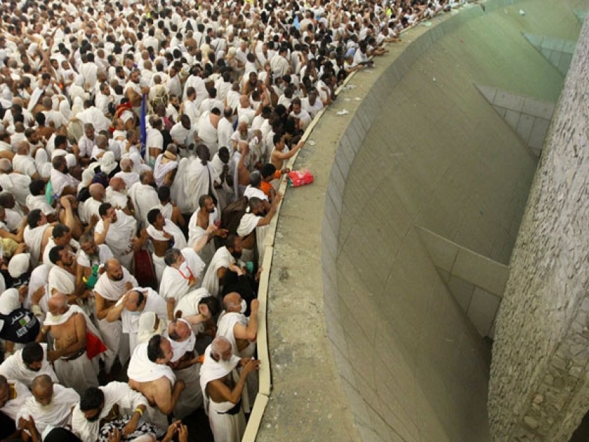 أكثر من مليون ونصف حاج يؤدون رمي الجمرات في منى صباح عيد الأضحى