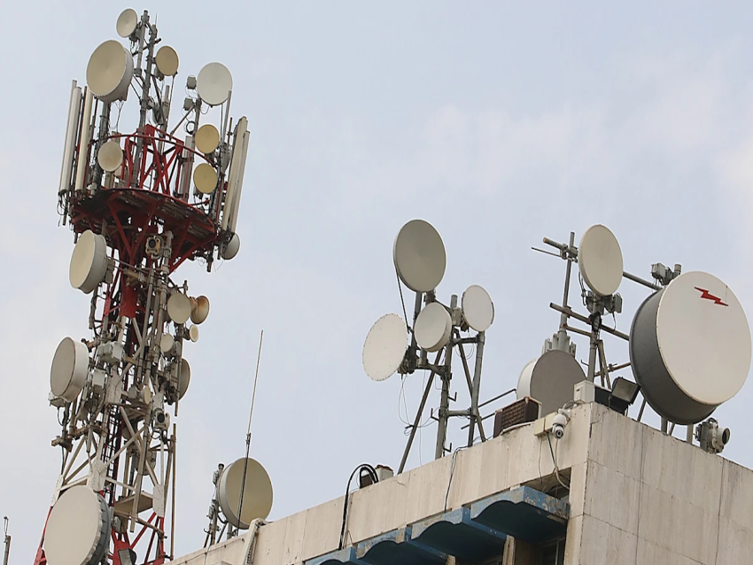 الأخبار _ مخاوف من بيع القطاع بثمن بخس: وزير الاتصالات يُشرّع الأبواب أمام «ستارلينك»