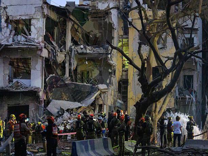 انهيار مبنى في تل أبيب ومخاوف على حياة مفقودين في حيفا جراء القصف الإيراني