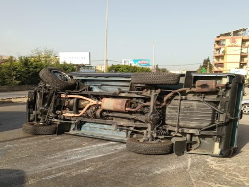 انقلاب مركبة على طريق الشويفات باتجاه جسر خلدة 