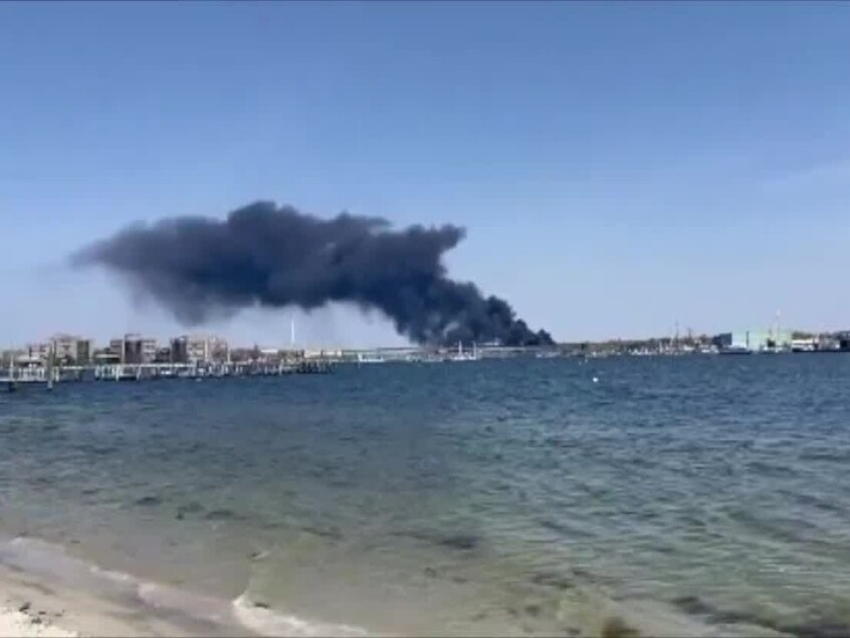 مصر.. اندلاع حريق هائل في مركب سياحي بالغردقة (فيديو)