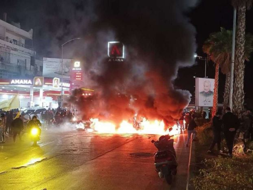 بعد منع هبوط الطائرة الإيرانية... قطع طريق المطار في بيروت (فيديو)