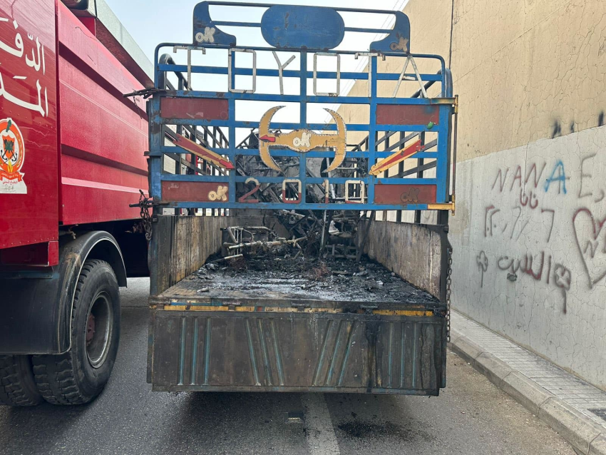 بالفيديو: اخماد حريق شبّ في آلية من نوع بيك آب على متنها عدداً من الدراجات النارية على طريق المطار