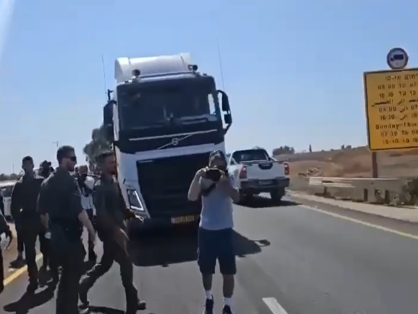 مستوطنون يعيقون دخول شاحنات المساعدات الإنسانية إلى غزة (فيديو)