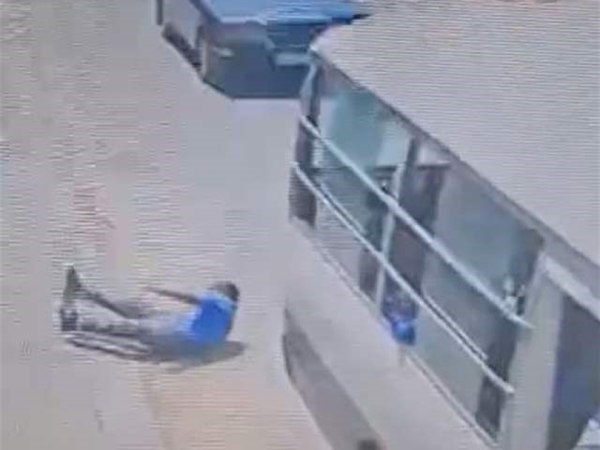 واقعة مروّعة في طرابلس.. طالب يسقط من باص المدرسة (فيديو)
