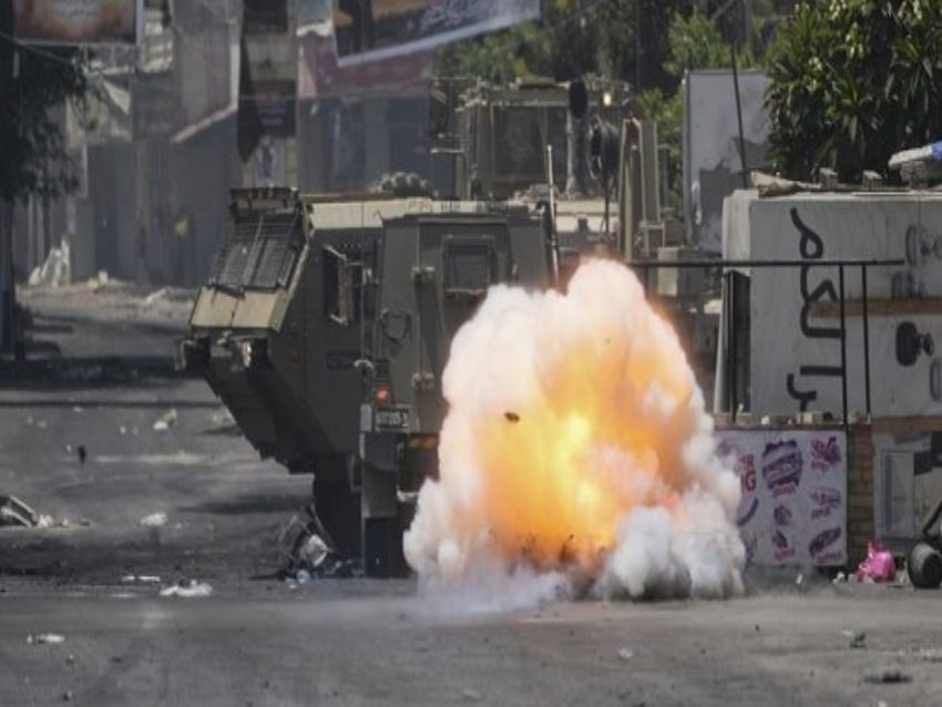 بالفيديو: لحظة تفجير عبوة ناسفة بمركبة للاحتلال