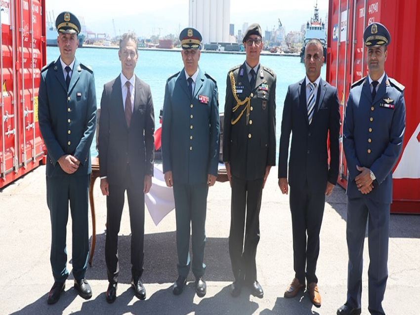 الجيش تسلم عتادًا جويًا ومعدات عسكرية ومواد طبية مقدّمة هبة من السلطات التركية