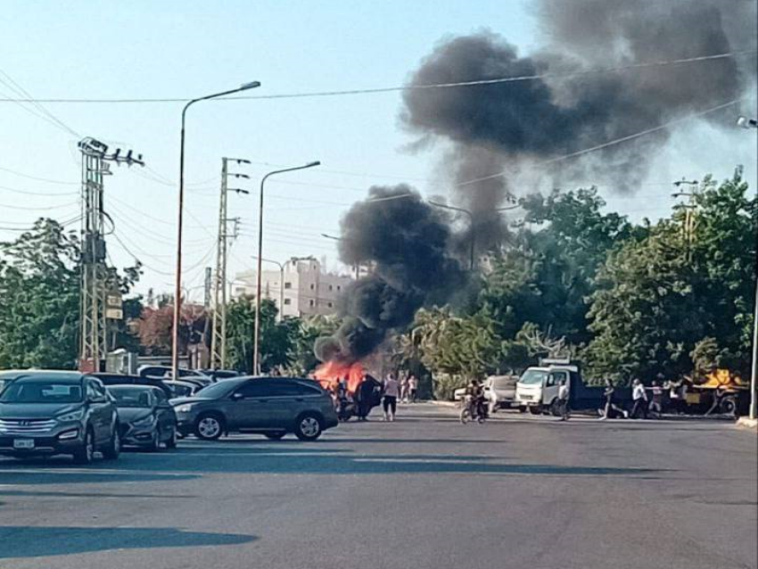 بالفيديو: إستشهاد شخص و إصابة آخر إثر استهداف سيارة في صيدا 