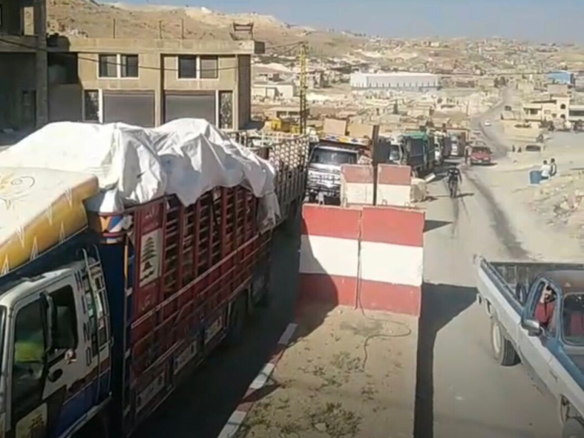 الجيش اللبناني أشرف على ترحيل 100 عائلة نازحة سورية من عرسال إلى القلمون الغربي