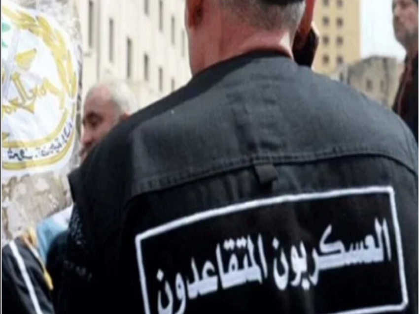 العسكريون المتقاعدون يقطعون الطريق عند دوار أبلح بالإطارات المشتعلة