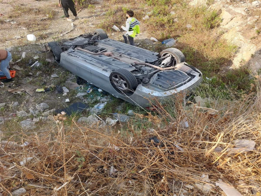 انحراف سيارة وانزلاقها إلى الوادي على طريق كفردجال 