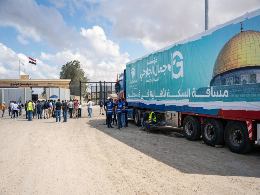 دخول شاحنات المساعدات والوقود إلى قطاع غزة عبر معبر رفح مع سريان الهدنة الموقتة