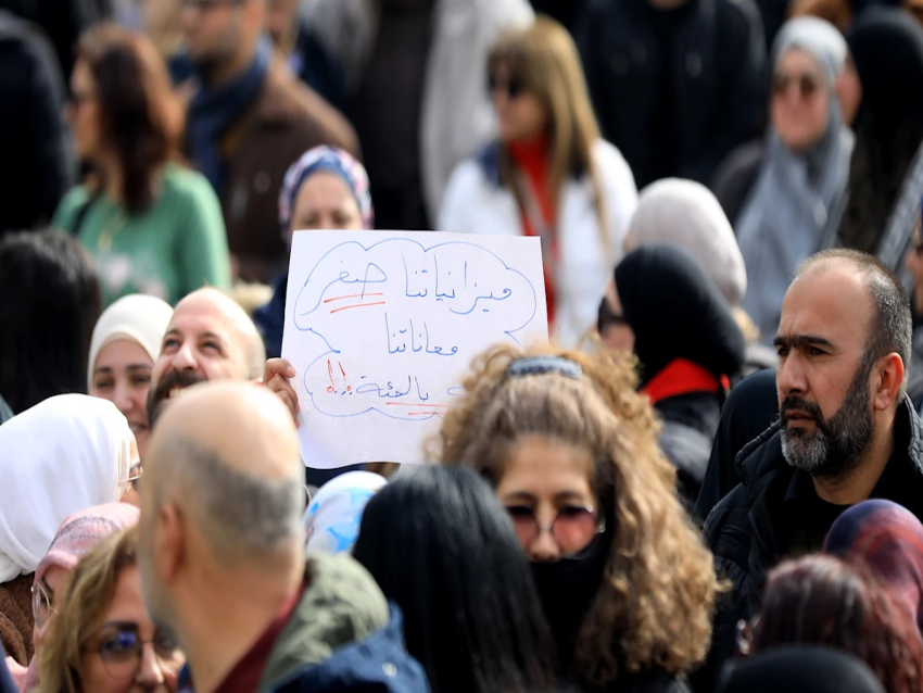 الأخبار _ «المال» تجمع ضريبة البنزين ولا تدفع الرواتب