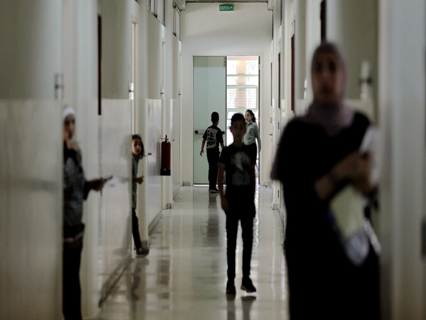 الأخبار _مدارس اللاجئين السوريين: صرف 300 مرشد واعتراضات على أجرة الحصص