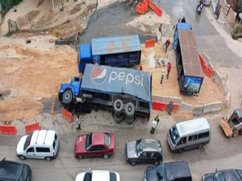 زحمة سير إثر  إنقلاب شاحنة “PEPSI” عند مفرق كفرشيما