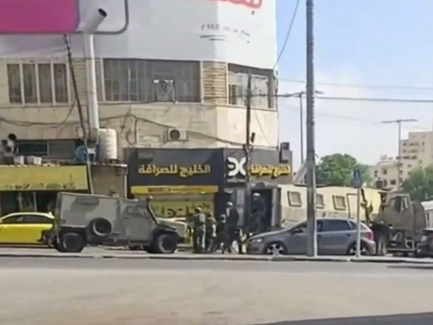 جيش الإحتلال يدهم محال صرافة في عدة مدن بالضفة الغربية