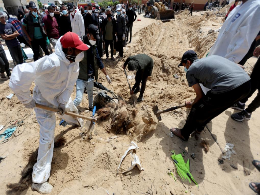 بعد انسحاب العدو ... الدفاع المدني بغزة أعلن انتشال 392 جثة من المقابر الجماعية بمستشفى ناصر