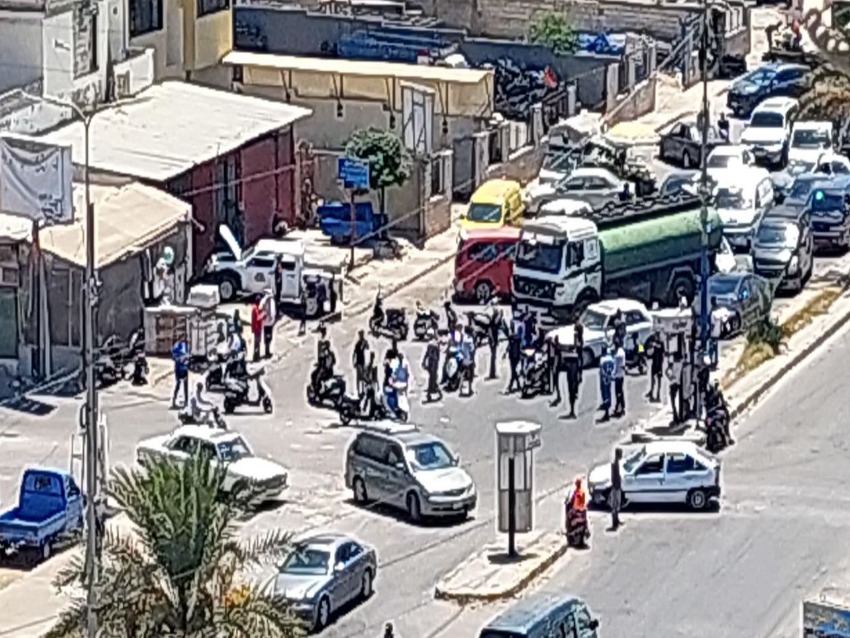 قطع طريق البداوي بالشاحنات احتجاجًا على انقطاع الكهرباء منذ شهر