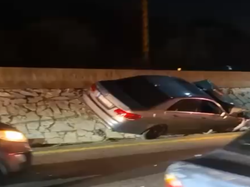 بالفيديو : انحراف سيارة عن مسارها واصطدامها بفاصل إسمنتي بالقرب من حاجز المدفون