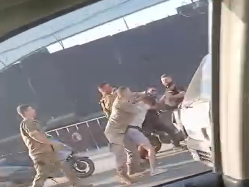 بالفيديو: إصابة عسكري إثر إشكال و تضارب عند دوار أبو علي في طرابلس 