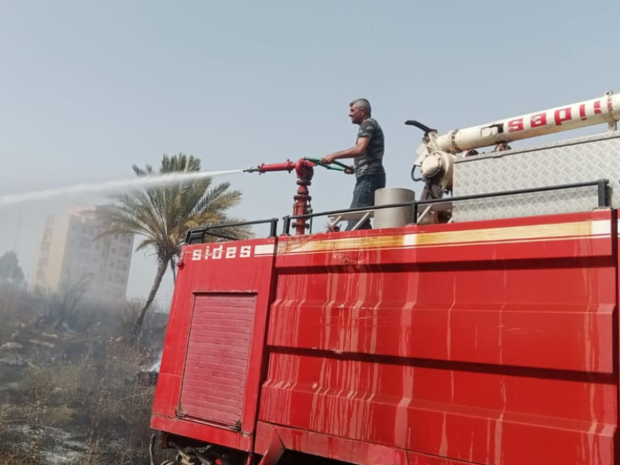 بالصورة: إخماد حريق أعشاب داخل منشآت النفط في طرابلس