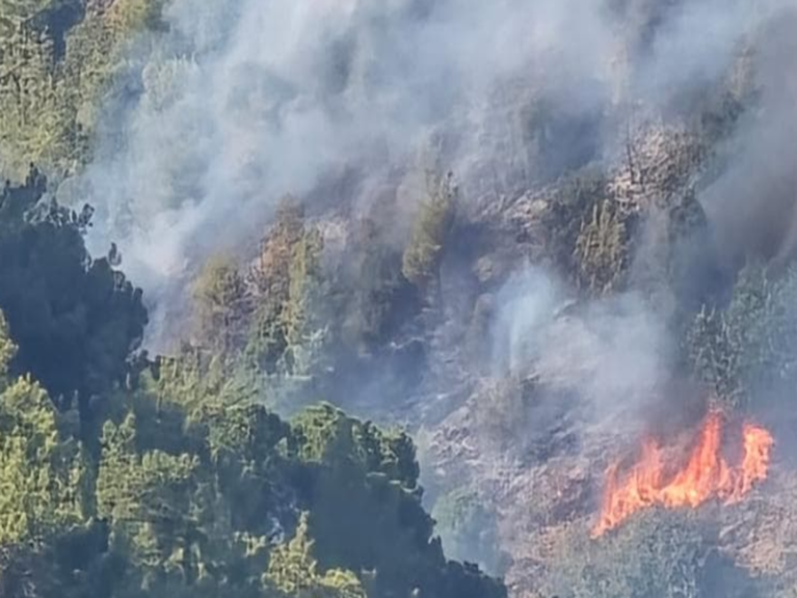 حريق كبير بين زكريت وجعيتا و آخر في جبيل و طوافات الجيش وسيارات الدفاع المدني تساهم بإخماد النيران