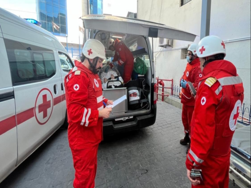 الصليب الأحمر: إجلاء مرضى وفق طلب المستشفيات بالتنسيق مع وزارة الصحة