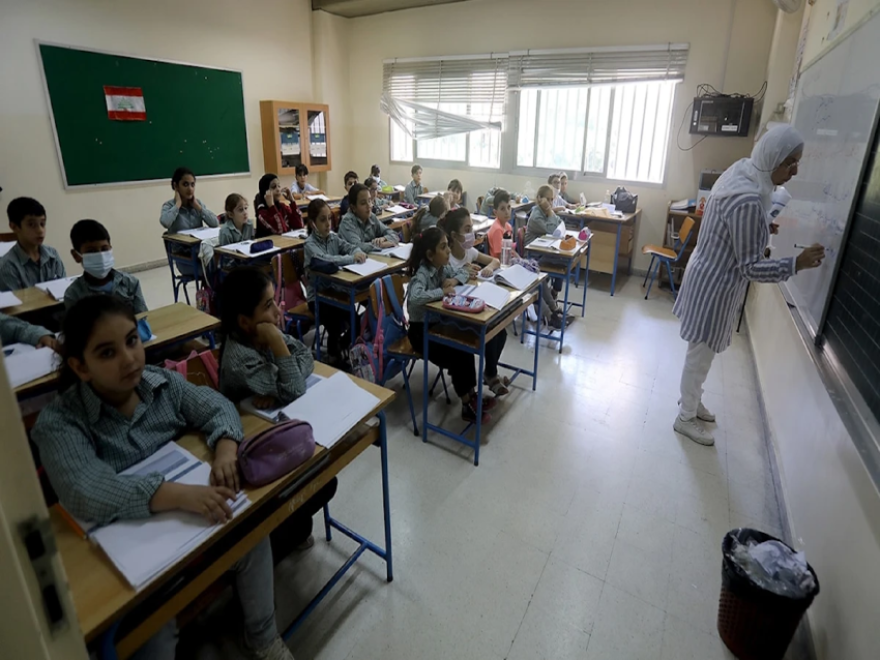 الأخبار _ تأجيل التعاقد يربك المدارس الرسمية