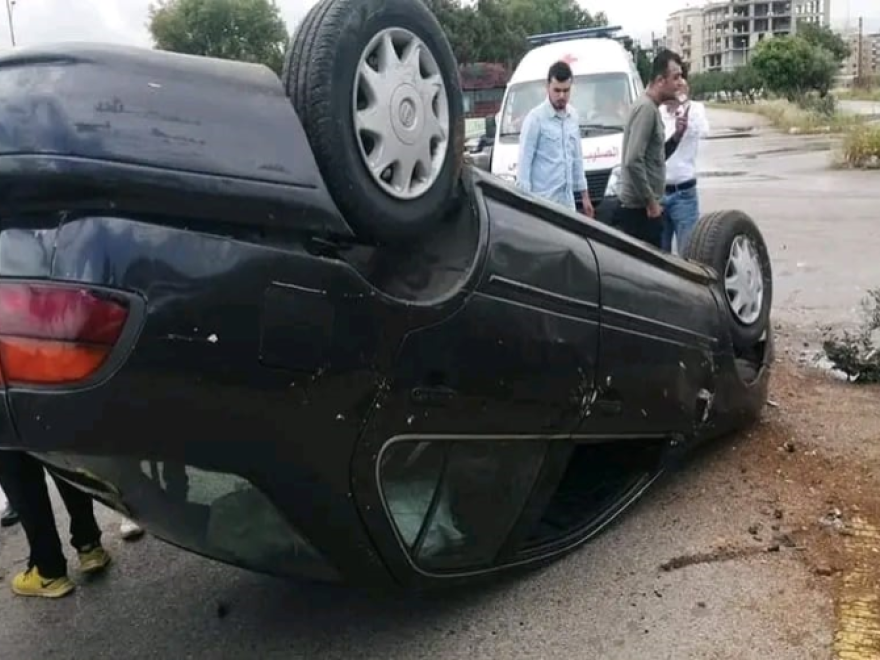 بالصورة: إنقلاب سيارة على طريق المعرض في طرابلس!