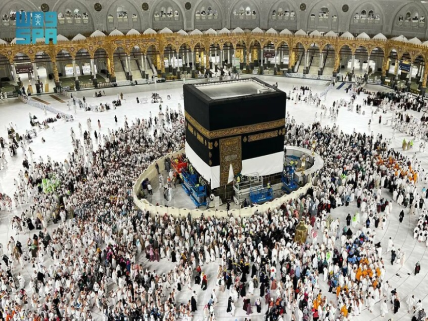 رفع كسوة الكعبة استعداداً لموسم الحج 