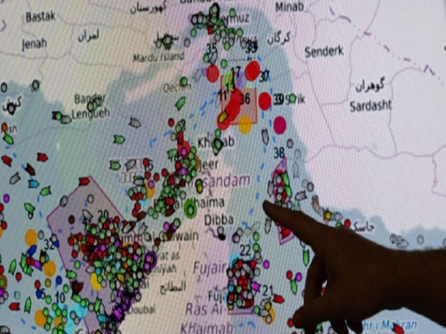 80 لغمًا تُغلق الممر المركزي لهرمز والسفن تلجأ إلى المسارين الشمالي والجنوبي