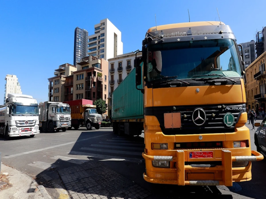 الأخبار _ السماح للأجانب بقيادة شاحنات الترانزيت: أسباب أمنية أم رضوخ لأصحاب العمل؟