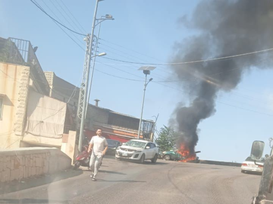 بالصور _ استهداف سيارة على مفرق عاليه – القماطية