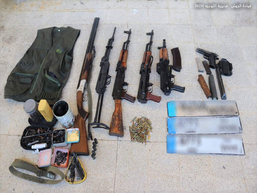الجيش: توقيف 14 شخصًا لارتكابهم جرائم مختلفة وضبط أسلحة وذخائر ومخدرات بحوزتهم