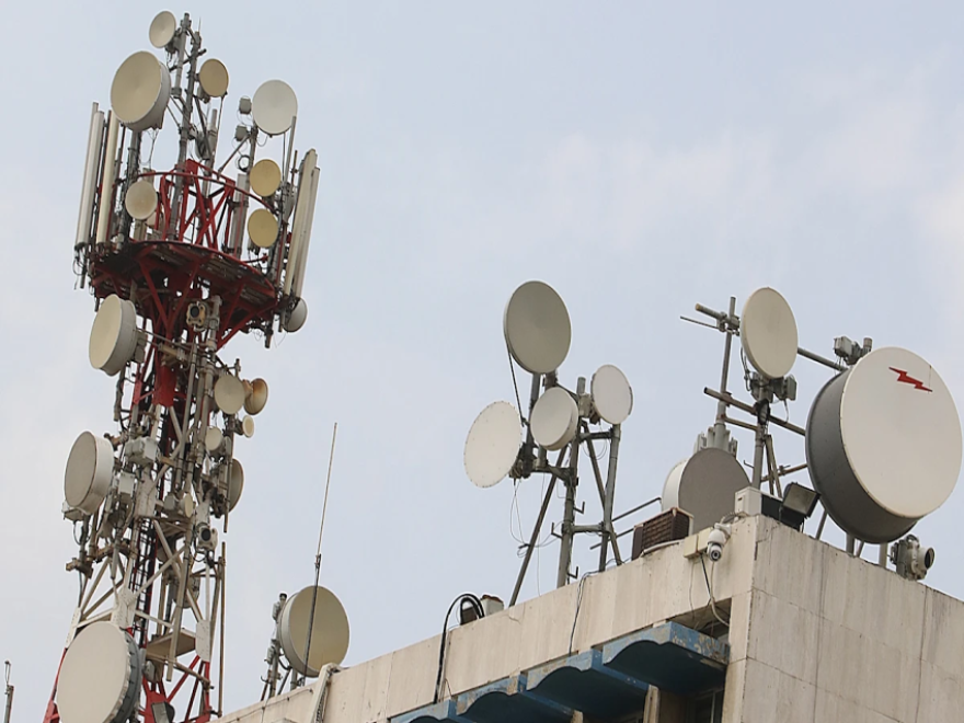 الأخبار _ مخاوف من بيع القطاع بثمن بخس: وزير الاتصالات يُشرّع الأبواب أمام «ستارلينك»