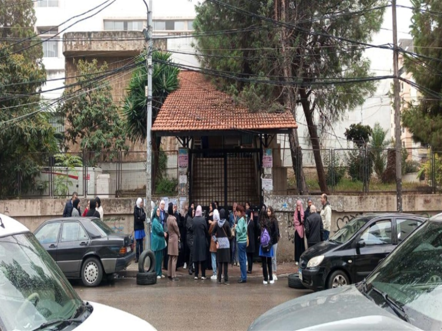 إحتجاجًا على تحويلها إلى مركز إيواء  ... إعتصام أمام مدرسة الحدادين الرسمية للبنات في ابي سمراء