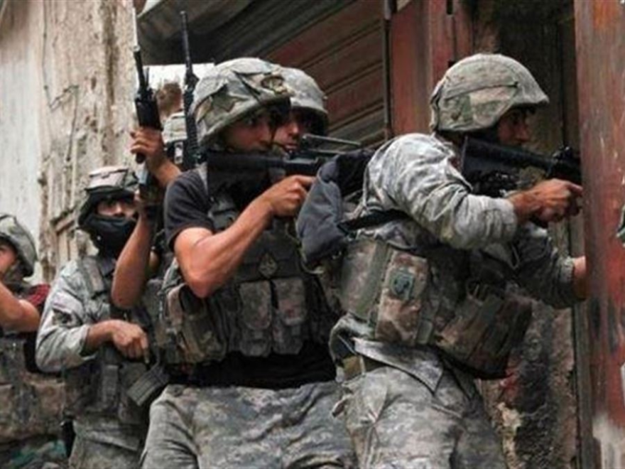 مداهمة للجيش اللبناني تخللتها إشتباكات في حي الشراونة - بعلبك وسقوط إصابات
