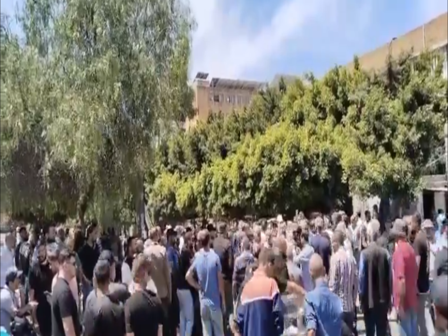 إعتصام لعمال بلدية طرابلس وقطع الطريق أمام سرايا المدينة 