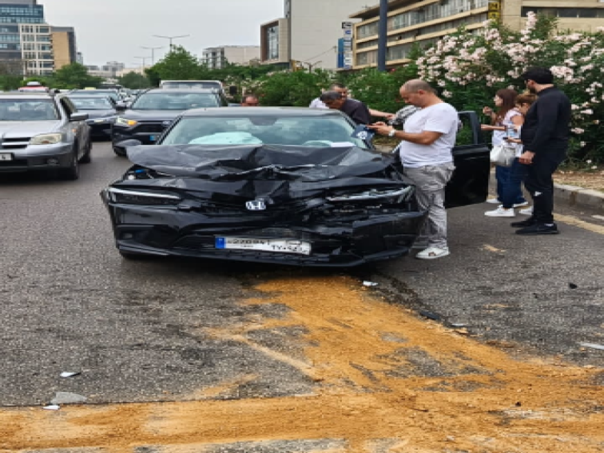 4 جرحى نتيجة تصادم بين مركبتين على كورنيش بيار الجميل باتجاه اشارة الدخولية