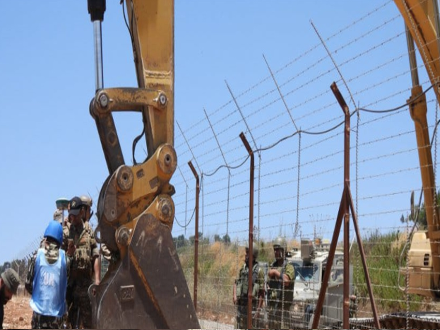 الجيش  يتصدى لجرافة إسرائيلية في ميس الجبل 