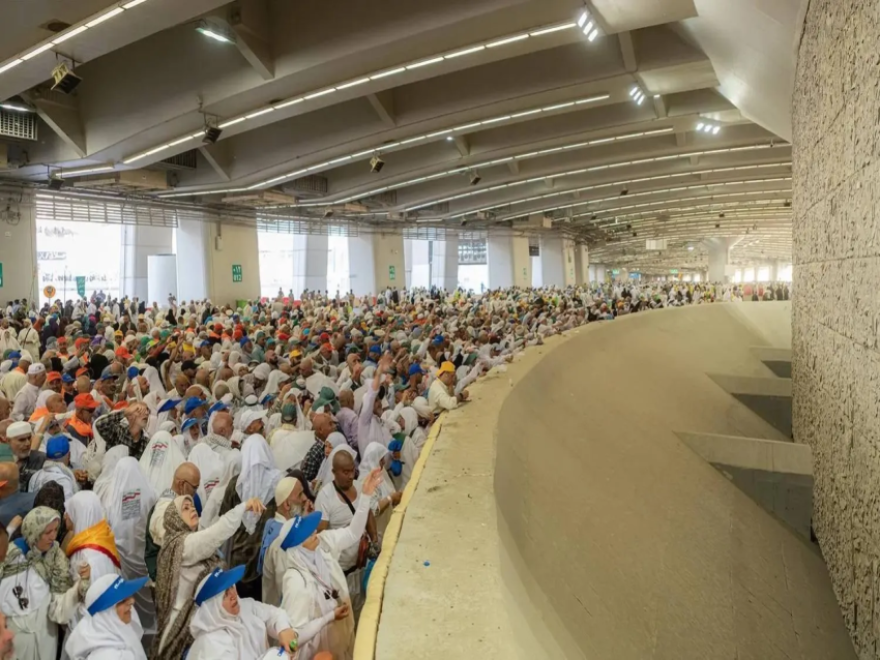 الحجاج يواصلون رمي الجمرات الثلاث في أول أيام التشريق